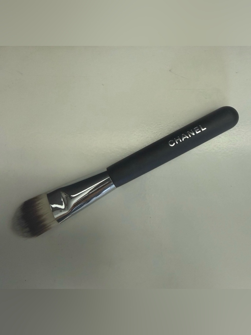 Chanel Foundation Brush 6 women OS Black Excellent Tapered Synthetic Bristle